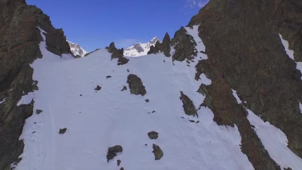 АЭРИАЛ: Величественные снежные горы в солнечную зиму — стоковое видео