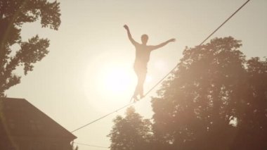 Adam büyük şehirde evler arasında gevşeklik üzerinde balacing