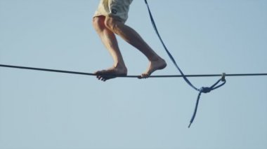 Slackline üzerinde yürüyen erkek ayakları Close Up