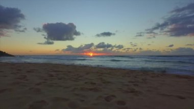 Havadan Yavaş Hareket: Gün batımına doğru plaj ve dalgalar üzerinde uçan