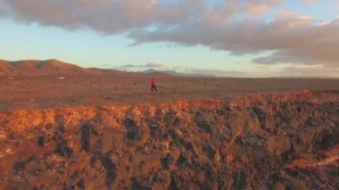 Anteni: büyük okyanus uçurumun kenarında koşu erkek