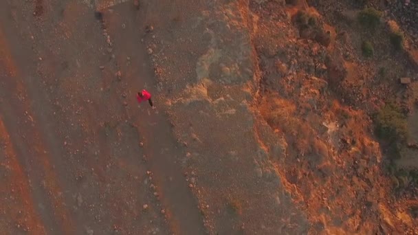 空中: 飞过海洋悬崖顶慢跑的女人 — 图库视频影像