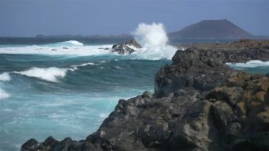 Ağır çekim: kayaların sıçramasına büyük dalgalar