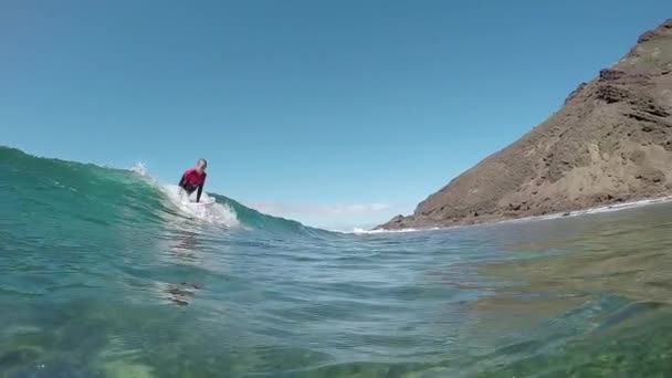 Slow Motion Underwater: Unga pro surfer surfa på stor våg — Stockvideo