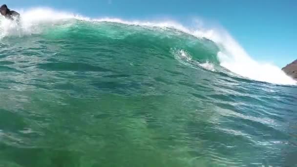 Slow Motion onderwater: Jonge pro surfer girl doen eend duik — Stockvideo