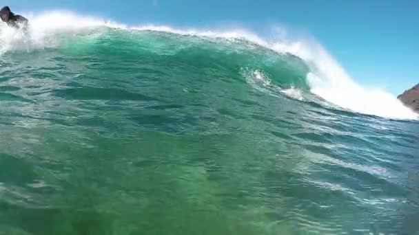 SLOW MOTION UNDERWATER: Young pro surfer girl doing duck dive — Stock Video