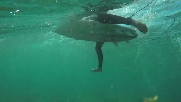 慢动作水下: 冲浪者女人等待波在首发阵容 — 图库视频影像