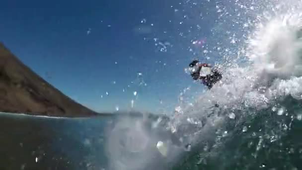 SLOW MOTION COMDERWATER: surfista Pro captura onda grande — Vídeo de Stock