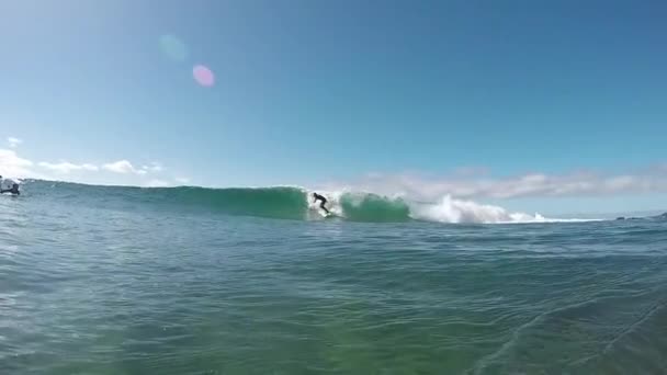 Zwolnionym tempie: Surfer facet surfing i przelewanie wody do aparatu — Wideo stockowe