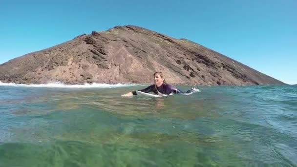 Movimiento lento: Mujer surfista remando hacia la alineación — Vídeos de Stock