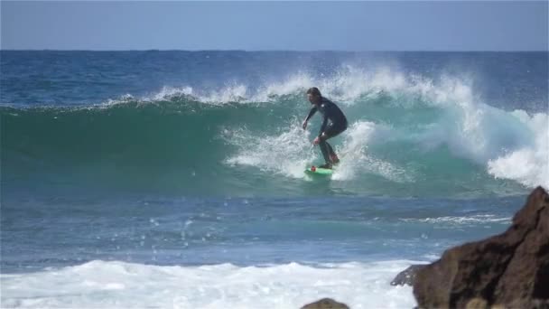 SLOW MOTION: Surfista jovem montando uma onda grande — Vídeo de Stock