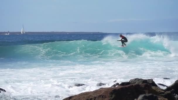 Slow Motion: Surfer rijden prachtige blauwe Golf in Canarische eilanden — Stockvideo