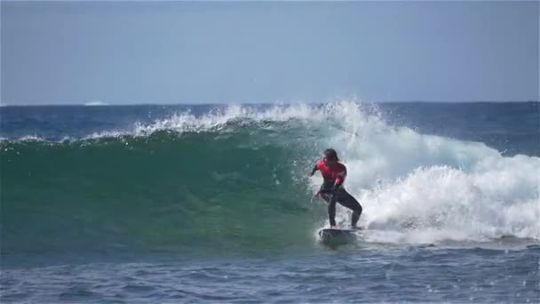 Αργή κίνηση: Κύμα ιππασίας Surfer μεγάλο σπάσιμο ηλιόλουστο καλοκαίρι — Αρχείο Βίντεο