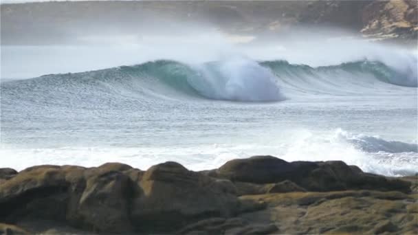 LOW MOTION: Ondas batendo e deslizando em direção à costa — Vídeo de Stock