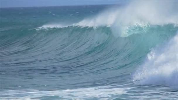 SLOW MOTION FECHAR-se: Onda grande tubo quebrando e salpicando — Vídeo de Stock