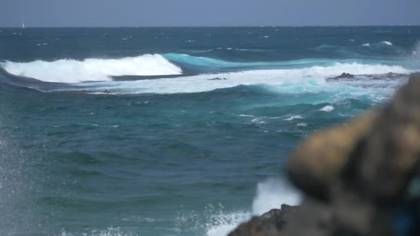 SLOW MOTION FLOSE UP: Ondas do oceano salpicando contra as rochas — Vídeo de Stock