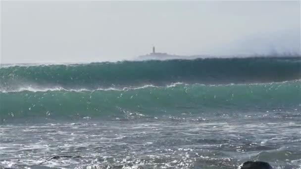 SLOW MOTION : D'énormes vagues se brisent et éclaboussent vers la plage — Video