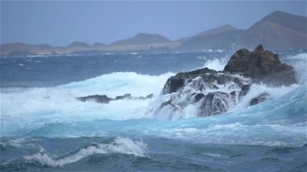 SLOW MOTION: Mare infuriato nell'oceano Atlantico che schizza nelle rocce — Video Stock