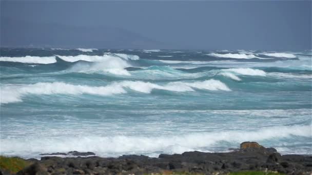 MOTION DE LENT : Vagues dans l'océan rugueux glissant vers la côte — Video