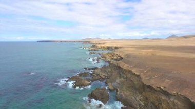 Anten: Dalgalı okyanusun üzerindeki büyük çöl ve volkanik uçurum