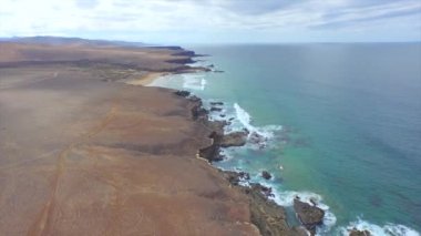 Hava: Atlantik Okyanusu üzerinde büyük volkanik uçurum üzerinde uçan