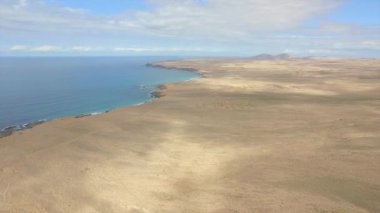 Anten: Büyük kumlu çöl ve okyanus üzerinde yüksek uçurum