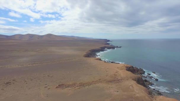 АЭРИАЛ: Грубое вулканическое побережье со скалой над океаном — стоковое видео