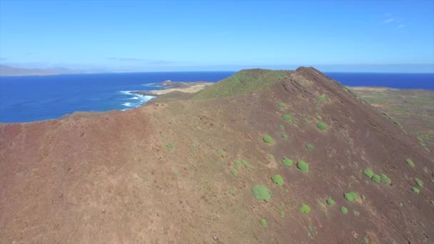 AERIAL: Volando sobre volcán extinto en Isla De Las Lobos — Vídeos de Stock