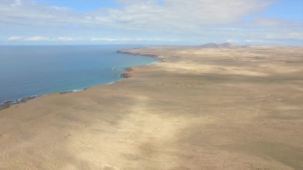 AERIAL: Gran desierto arenoso y alto acantilado sobre el océano — Vídeos de Stock