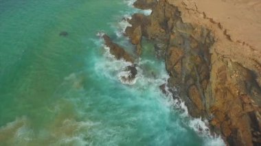 Havadan: Güneşli yaz aylarında kayalıkkayalıklara çarpan güzel turkuaz dalgalar