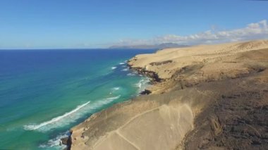 Hava: Çöl tepeleri ve zümrüt okyanus ile güzel vahşi plaj