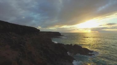 Havadan: Okyanusun üzerinde yüksek kayalıklar ile kaba kayalık kıyı