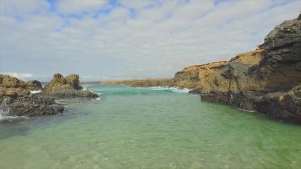 Aerial: prachtig exotisch strand verscholen tussen het rotsachtige rif — Stockvideo