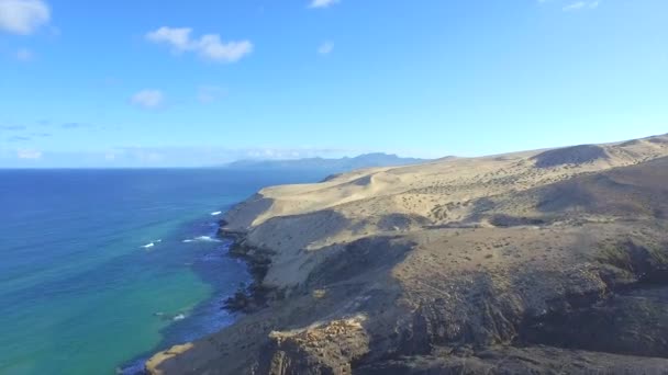 Hava: Kumlu plajda çöl tepeleri üzerinde uçan — Stok video