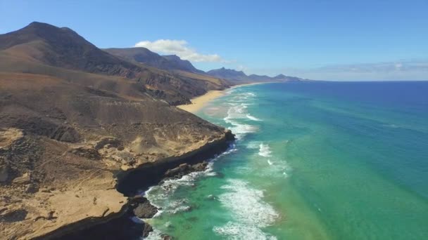 Antenne: Schöner berühmter Cofete-Strand auf den Kanarischen Inseln — Stockvideo