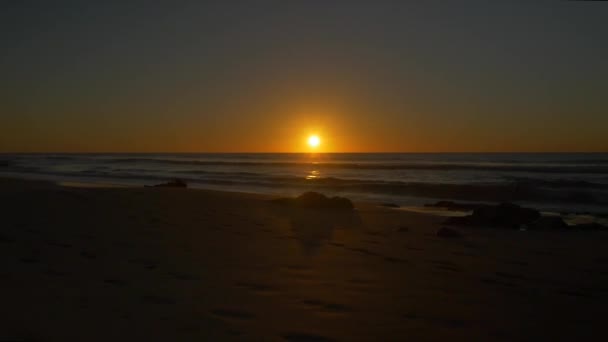 AERIAL: Amazing golden sun setting on exotic sandy beach — Stock Video