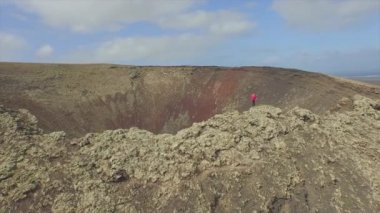 Anten: Volkan kraterinin tepesinde duran kadının etrafında uçmak