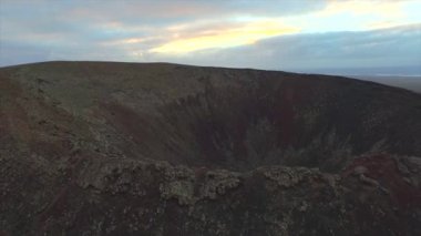 Anten: Volkanik adanın ortasında büyük sönmüş volkan