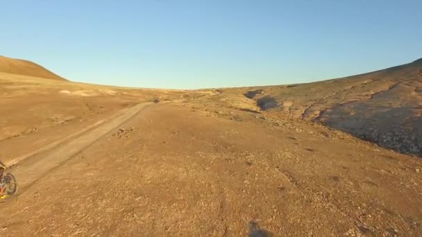 Letecká anténa: létání nad extrémními motorkáři v pouštním údolí — Stock video