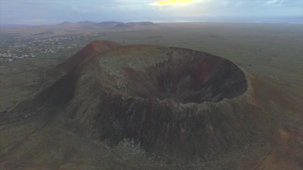 AERIAL: Volando alrededor de un enorme cráter volcánico — Vídeos de Stock