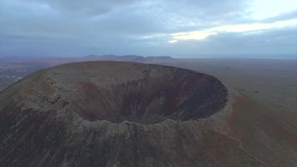 Aeral: latanie na skraju ogromnego krateru wulkanu — Wideo stockowe