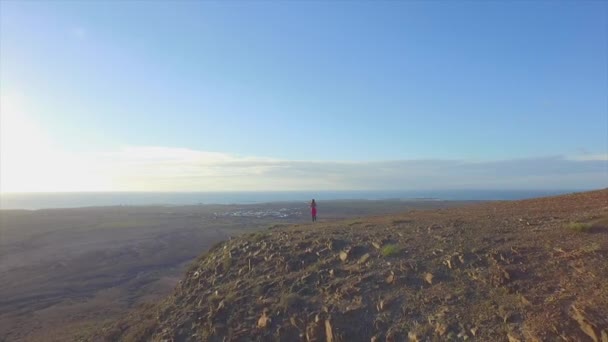 AÉRIEN : Femme debout sur le dessus du vulcano avec les bras levés — Video