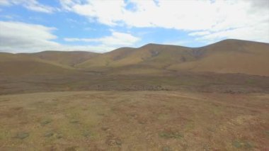 Havadan: Çarpıcı volkanik manzara üzerinde uçan