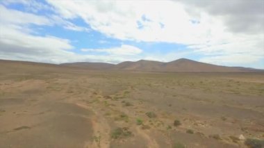 Hava: Çöl ve çarpıcı volkanlar üzerinde hızlı uçan
