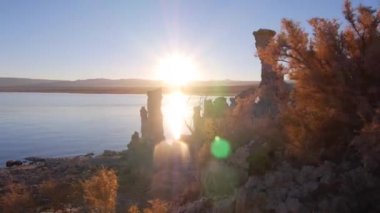 Anteni: Mono Gölü içinde güzel tufas parlayan gündoğumu güneş