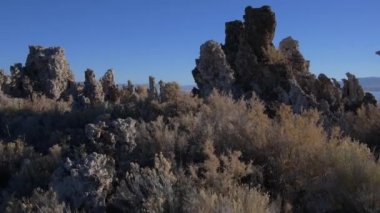 Hava: görkemli Mono Gölü peyzaj üzerinde güneşli günde uçan