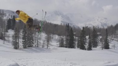 Hava ağır çekim: büyük hava kicker atlama Freestyle kayakçı