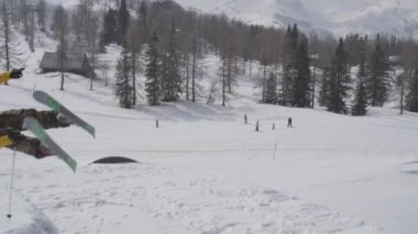 Hava ağır çekim: büyük golcü snowpark atlama Freestyle kayakçı