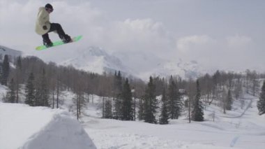 Hava ağır çekim: büyük hava kicker atlama Pro snowboarder
