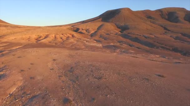 AERIAL: Volando por el viejo volcán en la isla vulcanica — Vídeos de Stock